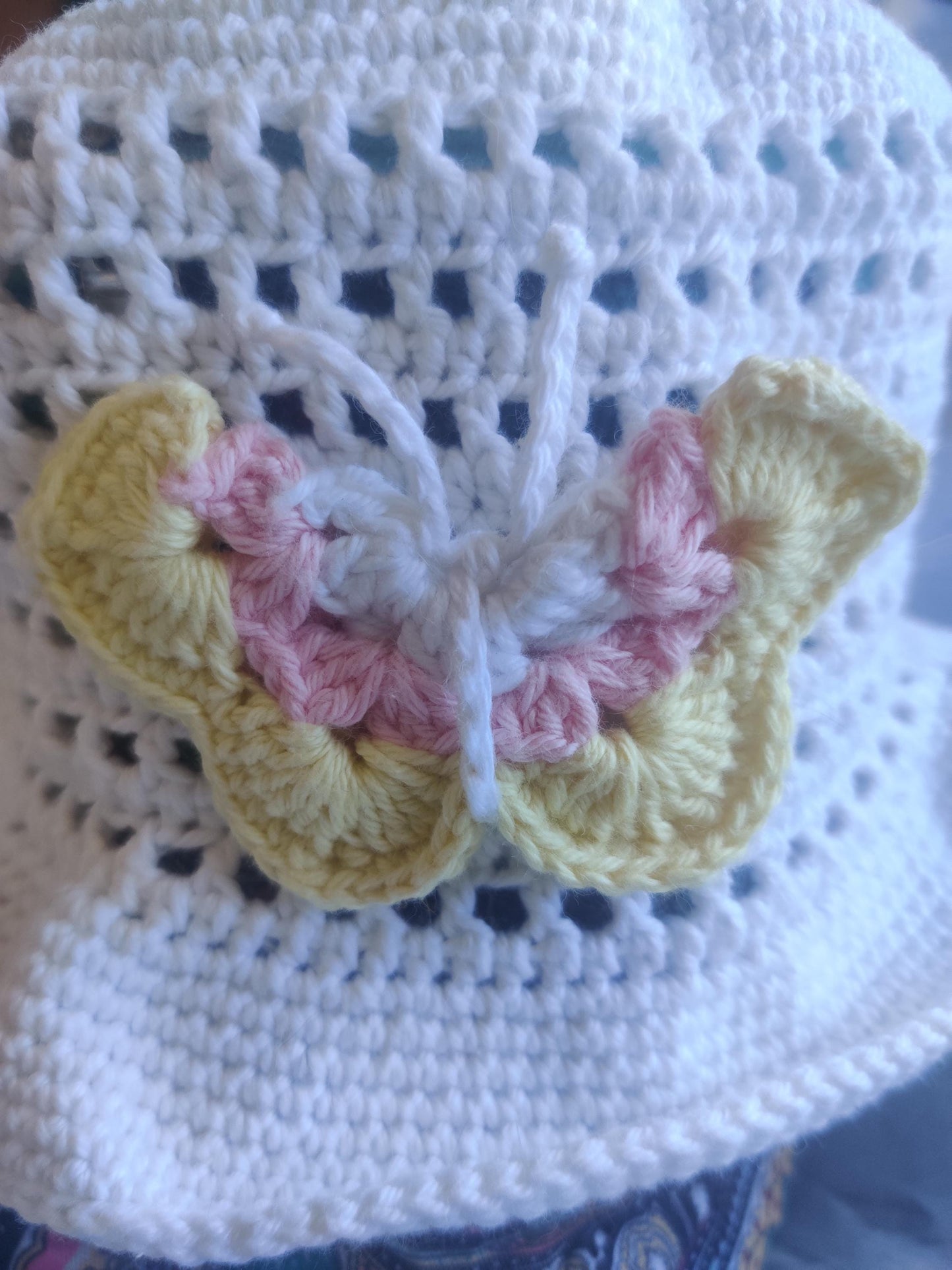 Handvirkad Babyhatt med Fjärilsdekor - 4-6 månader