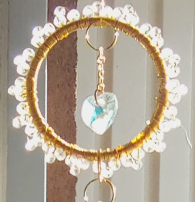 Handgjord Suncatcher – Dubbla Guldringar med Livets Träd & Hjärtkristaller 54 cm