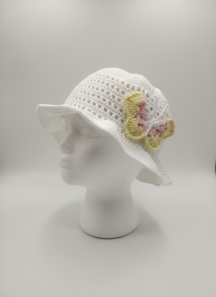 Virkad barnhatt med rätt fjäril