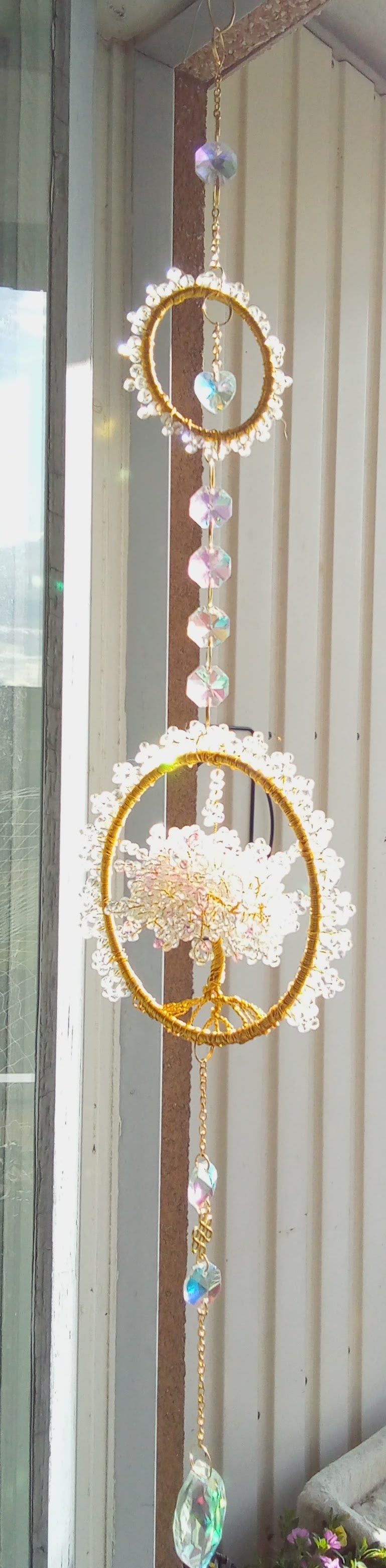 Handgjord Suncatcher – Dubbla Guldringar med Livets Träd & Hjärtkristaller 54 cm