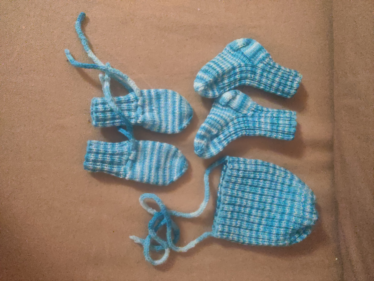 Stickat babyset - Mössa, vantar och sockor i turkos