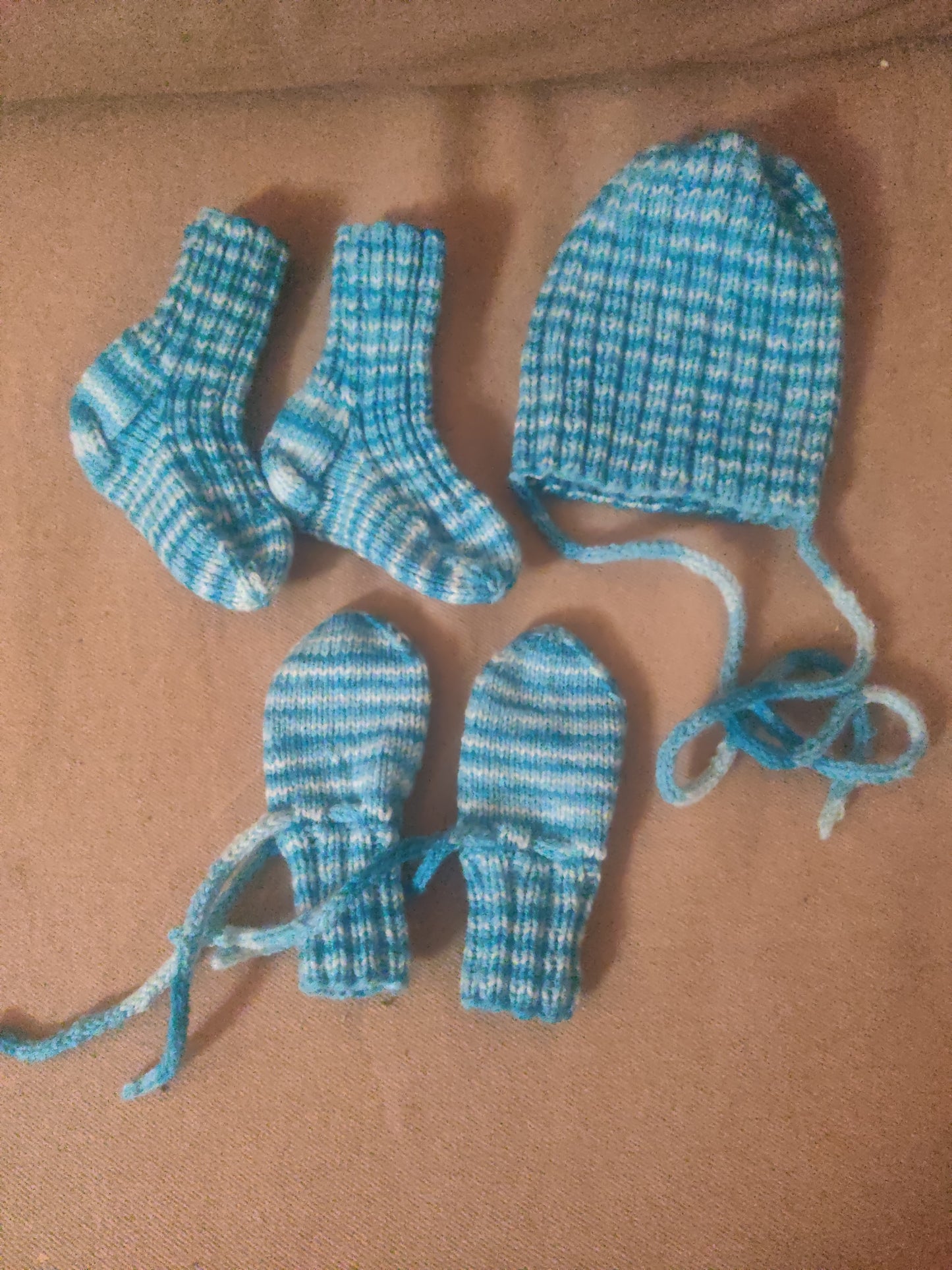 Stickat babyset - Mössa, vantar och sockor i turkos