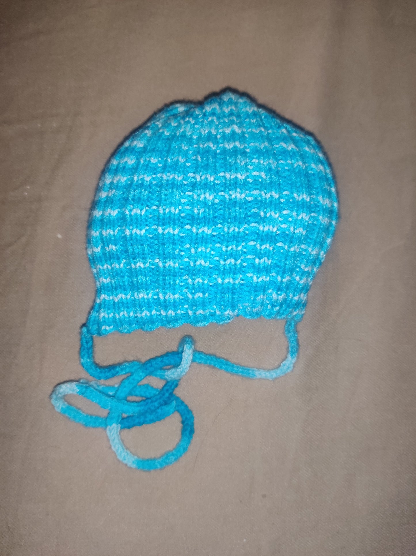 Stickat babyset - Mössa, vantar och sockor i turkos