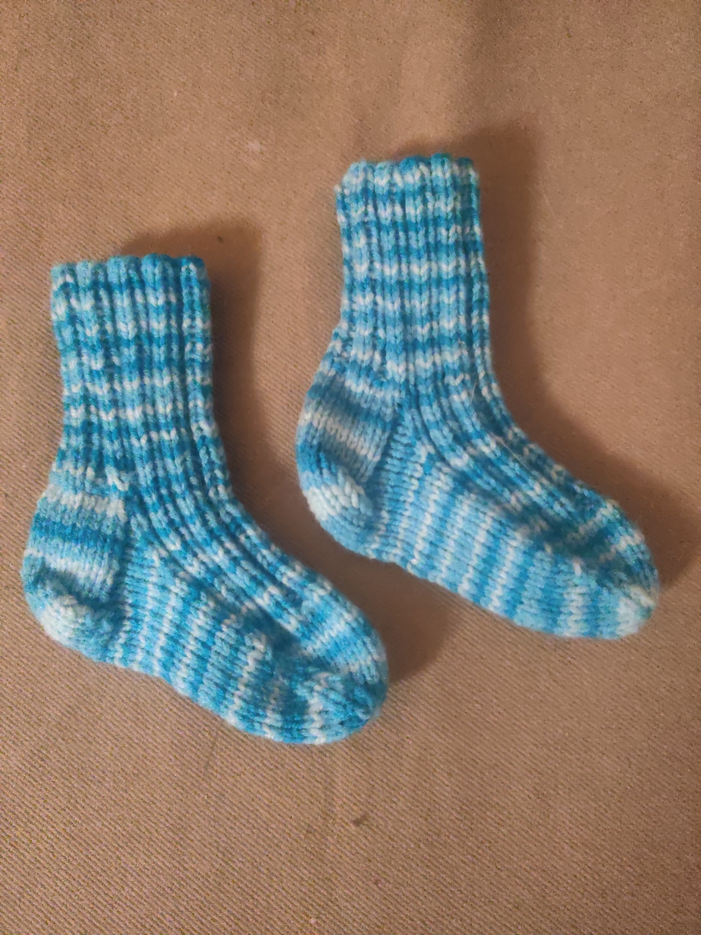 Stickat babyset - Mössa, vantar och sockor i turkos