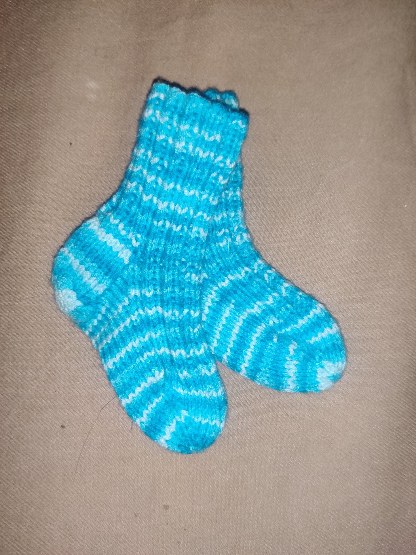 Stickat babyset - Mössa, vantar och sockor i turkos