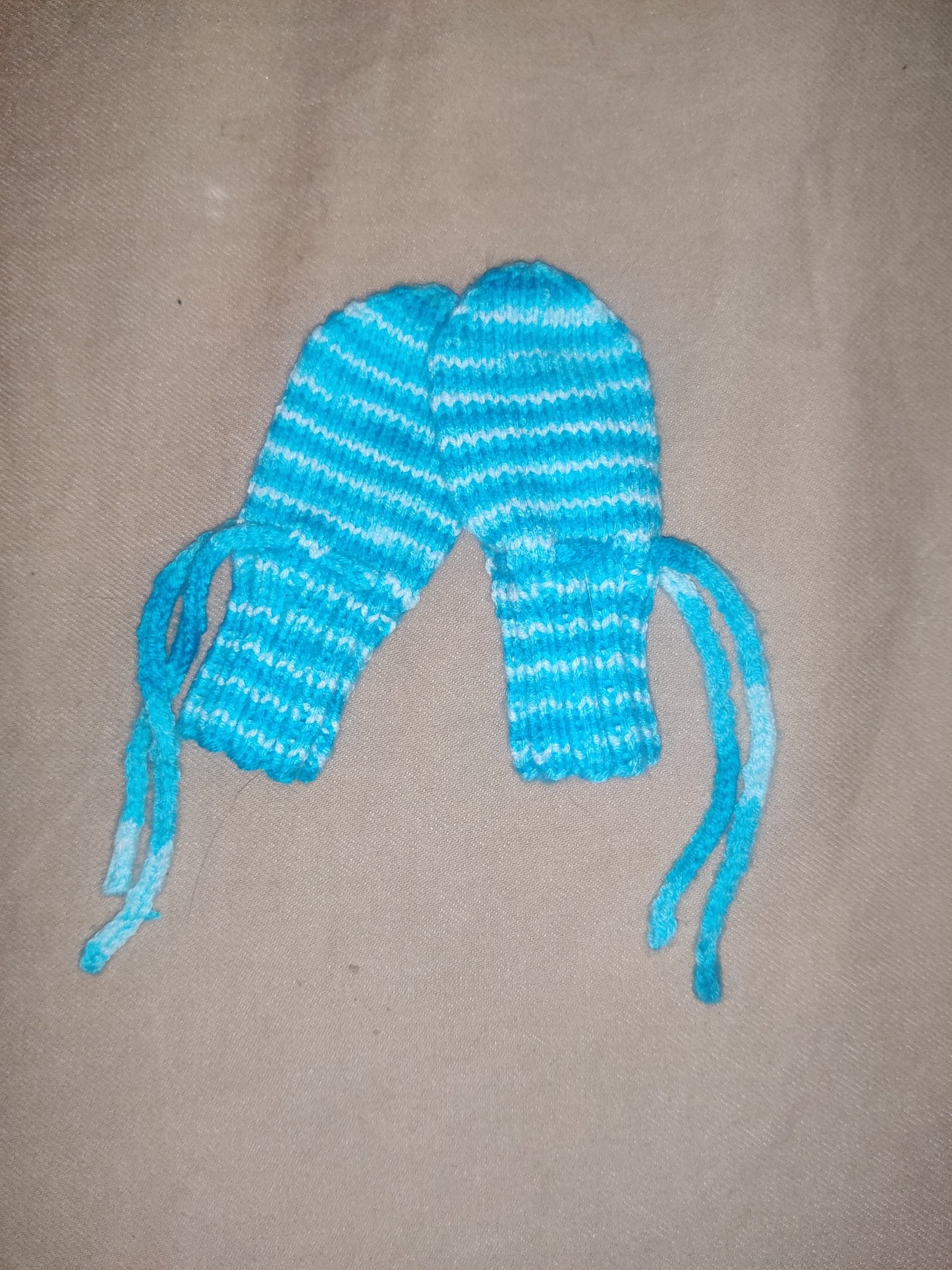 Stickat babyset - Mössa, vantar och sockor i turkos