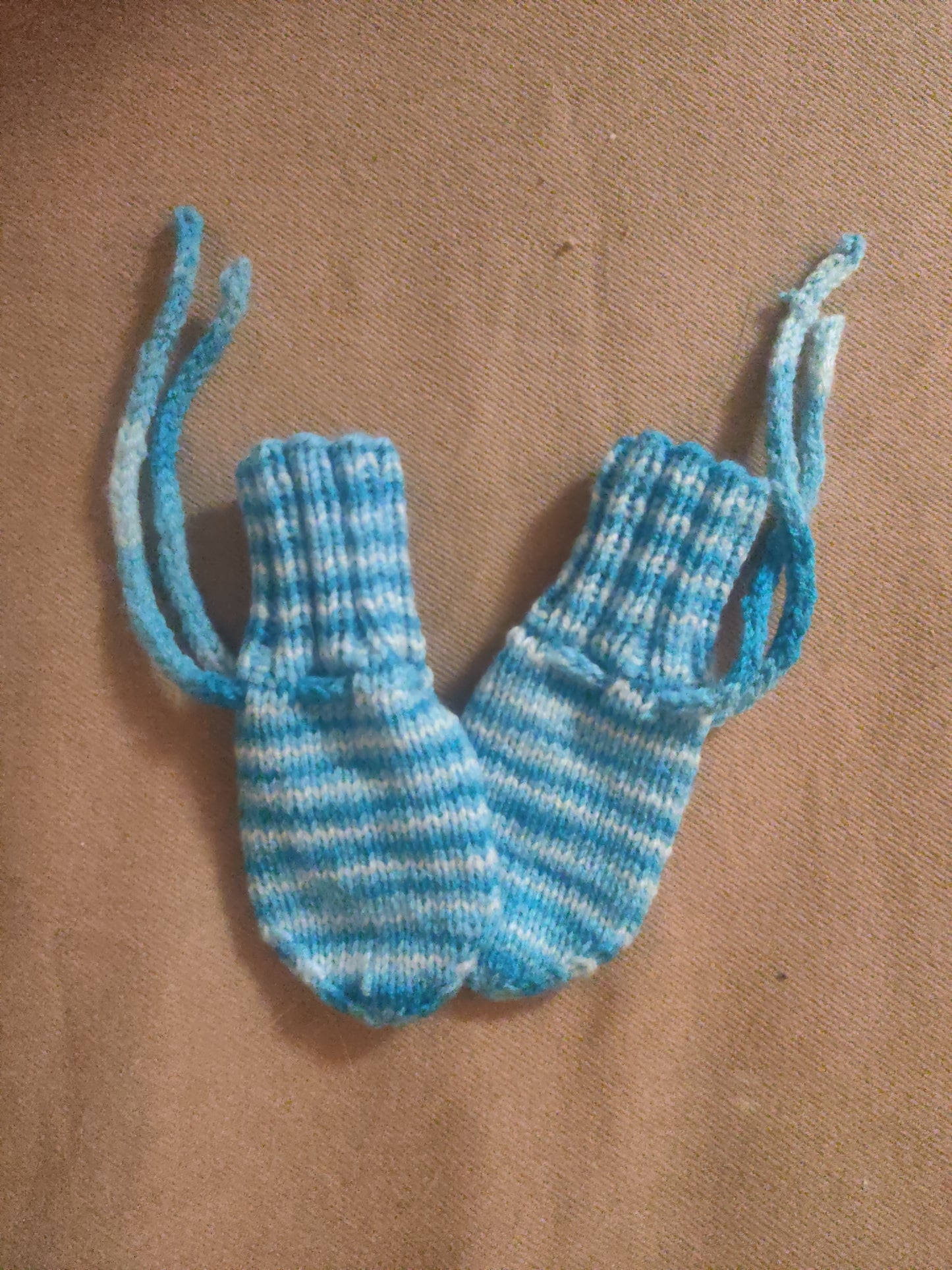 Stickat babyset - Mössa, vantar och sockor i turkos