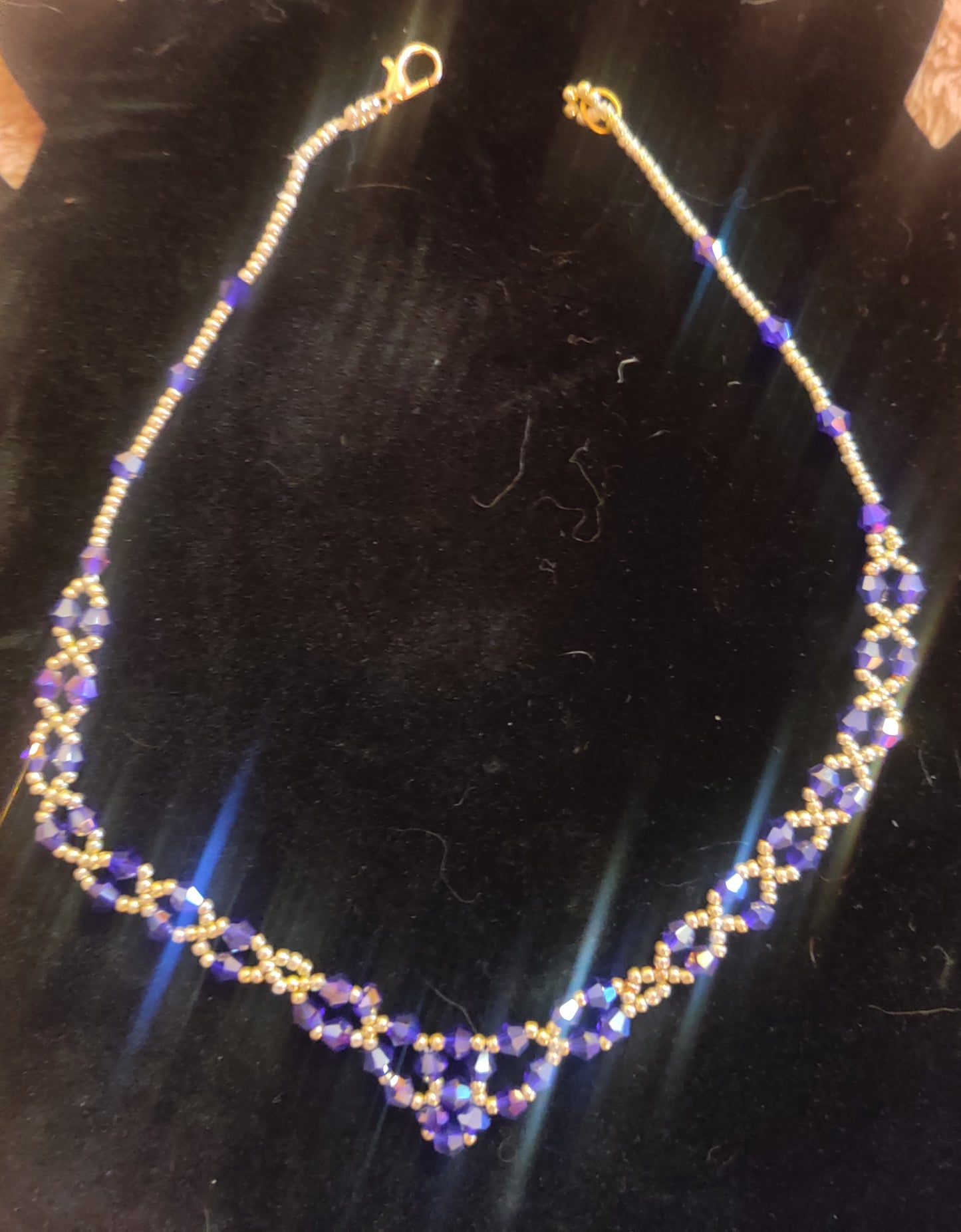 Kristallhalsband i V-form