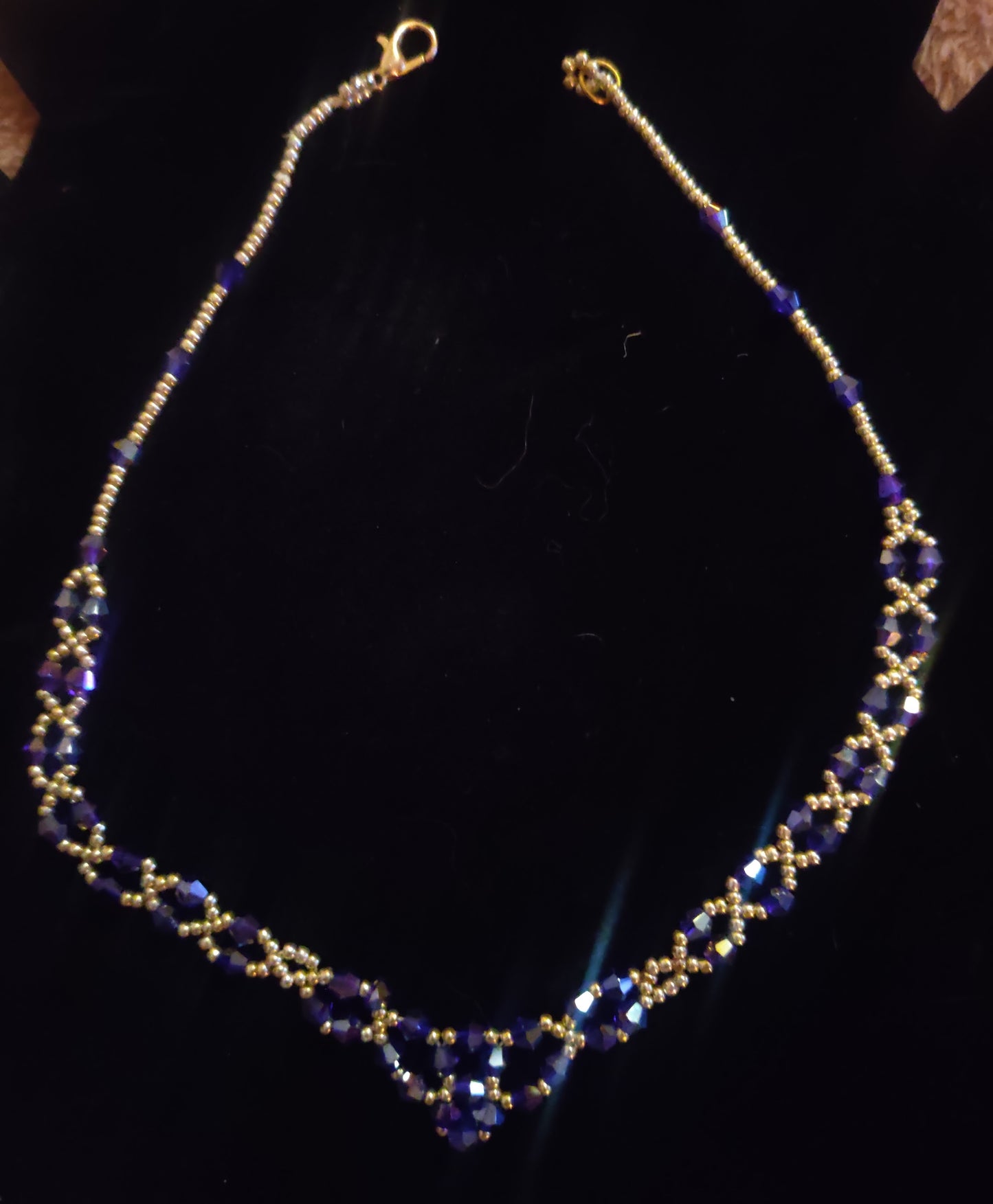 Kristallhalsband i V-form