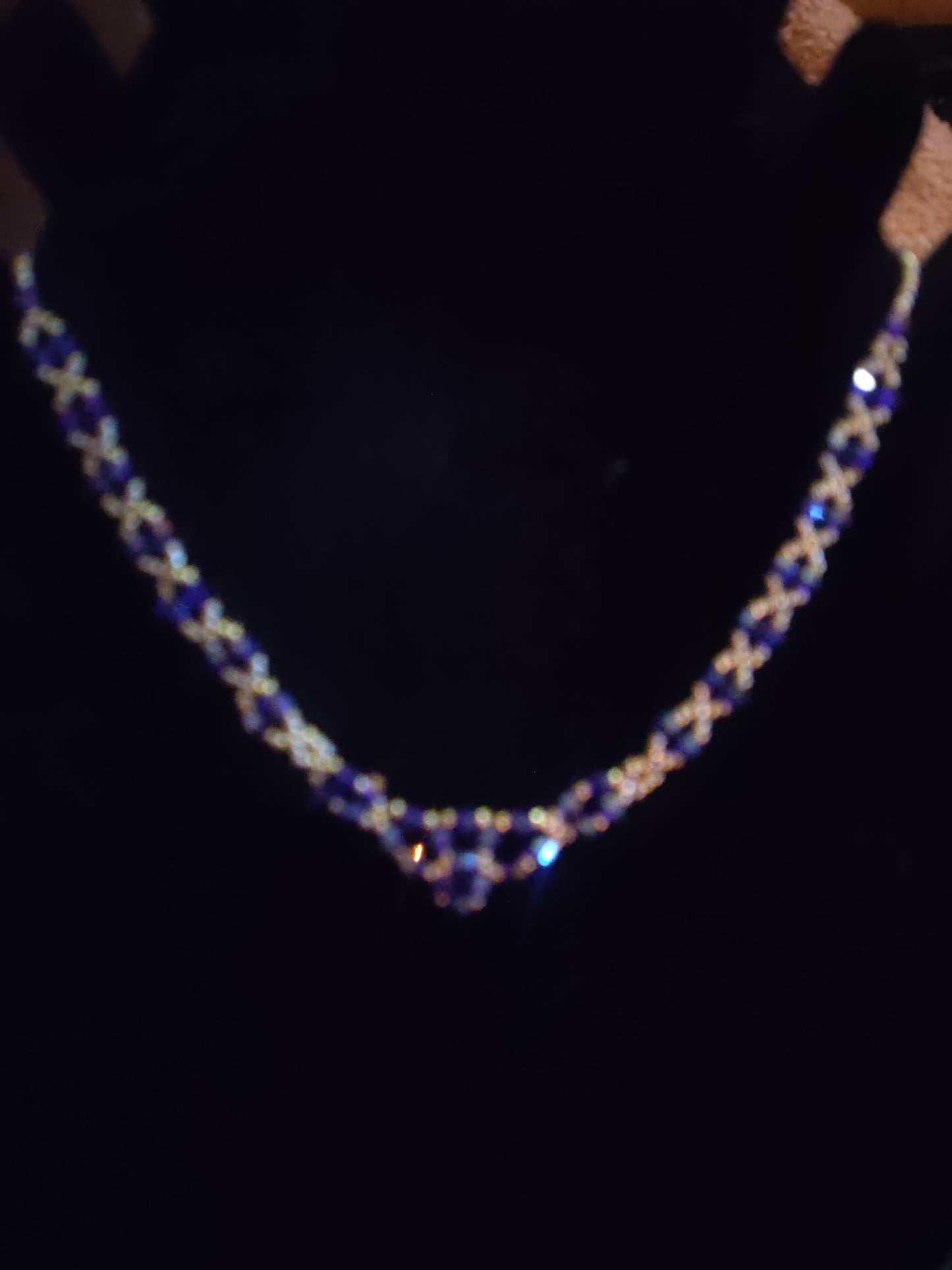 Kristallhalsband i V-form