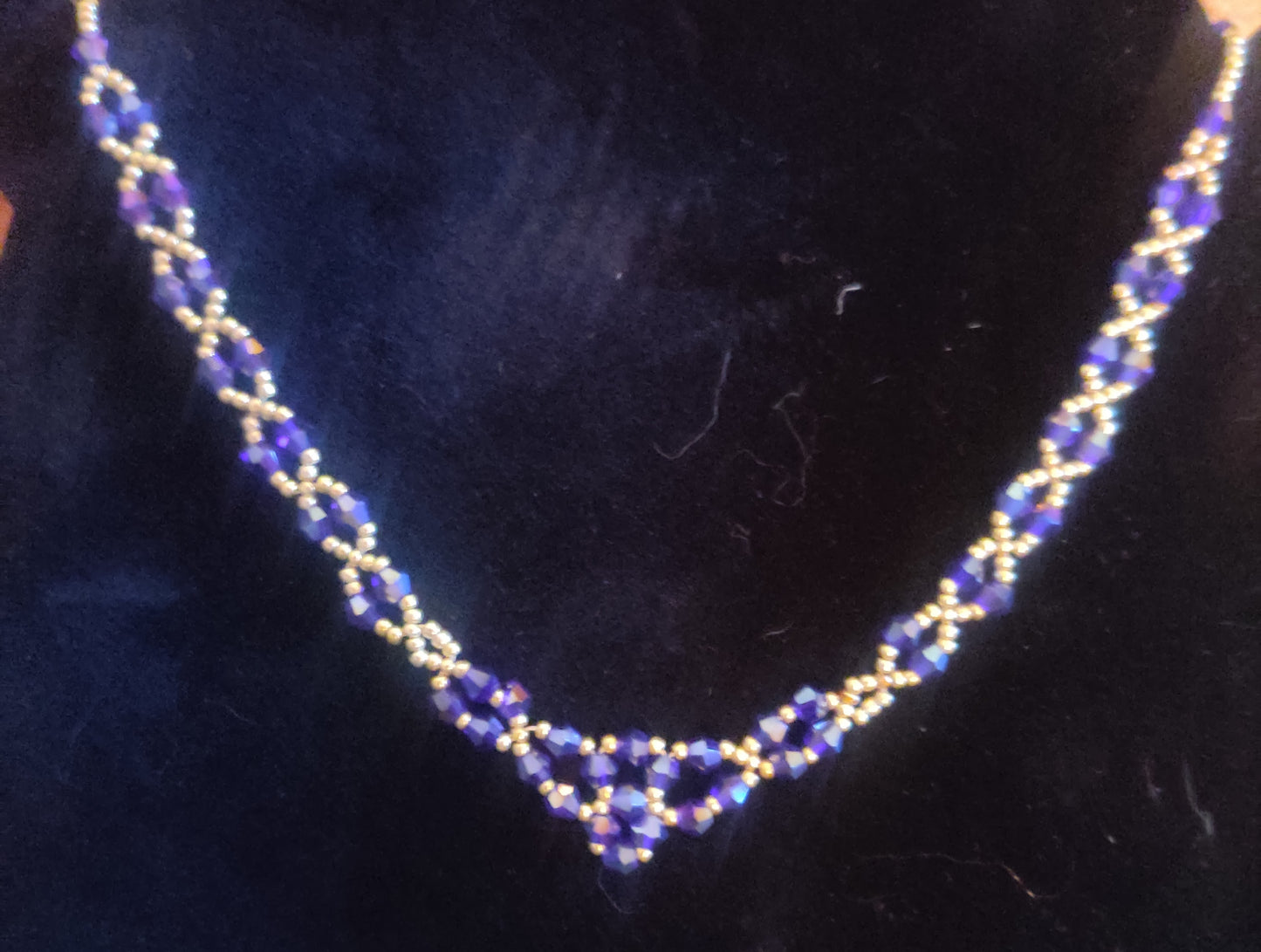 Kristallhalsband i V-form