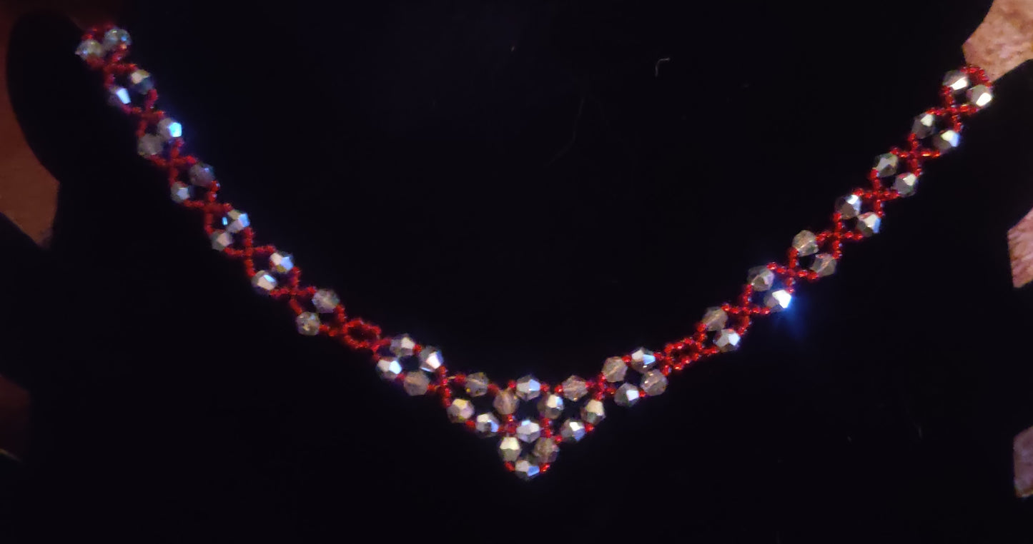 Kristallhalsband i V-form