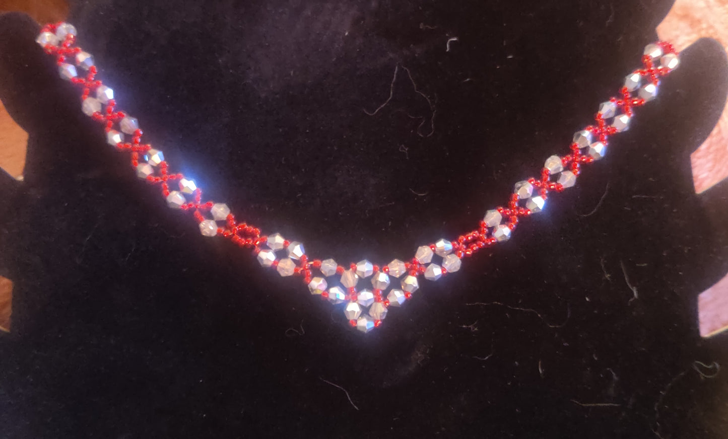 Kristallhalsband i V-form