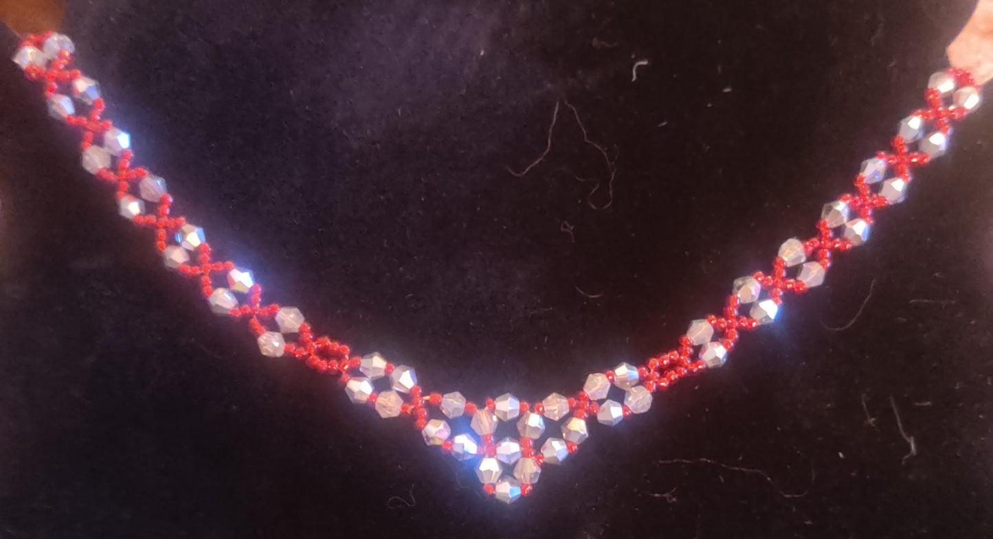 Kristallhalsband i V-form