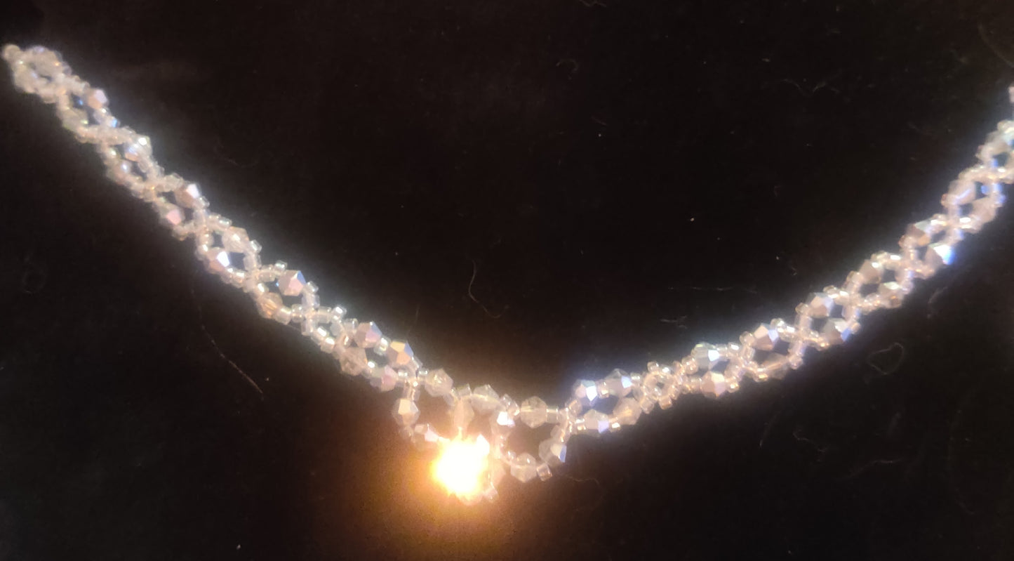 Kristallhalsband i V-form