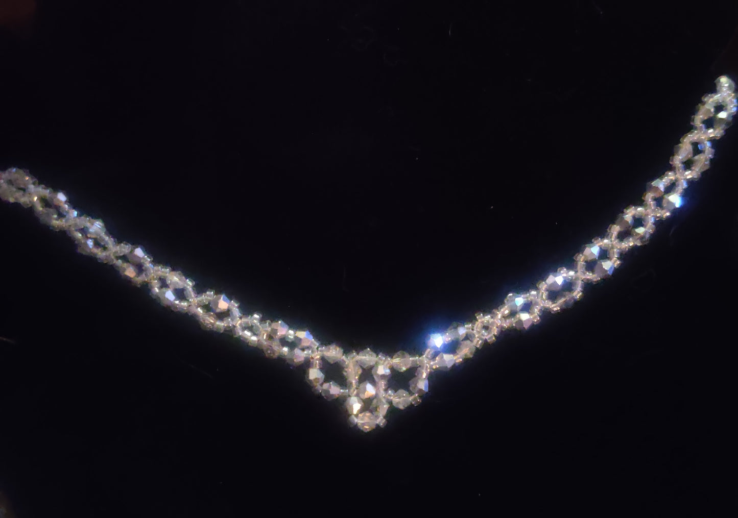 Kristallhalsband i V-form