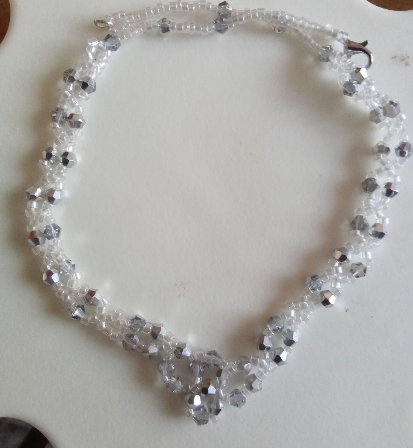 Kristallhalsband Dam V-form - Handgjort Halsband med Facetterade Kristaller