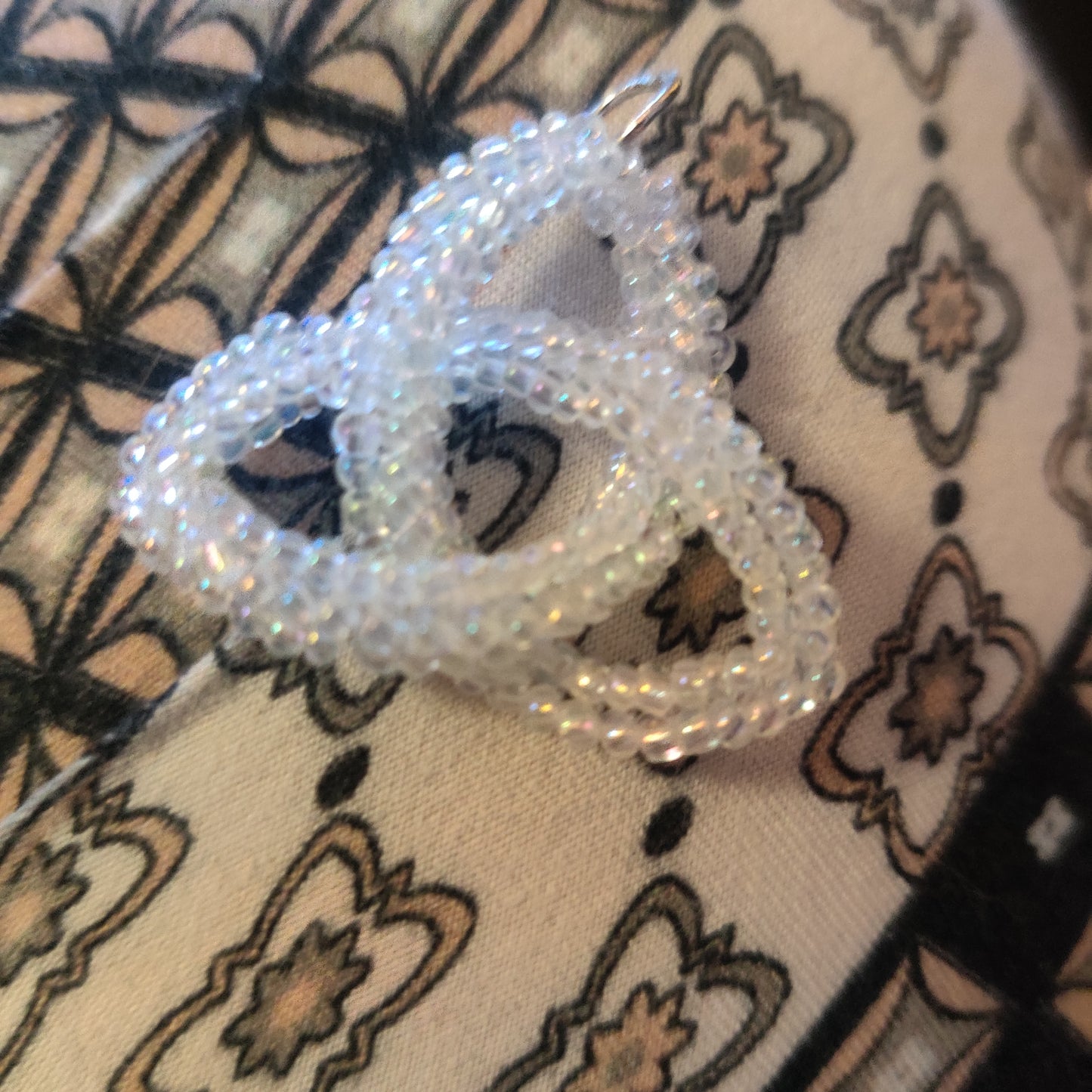 Handgjord Triquetra-halsband i pärlor – Glittrande i olika färger