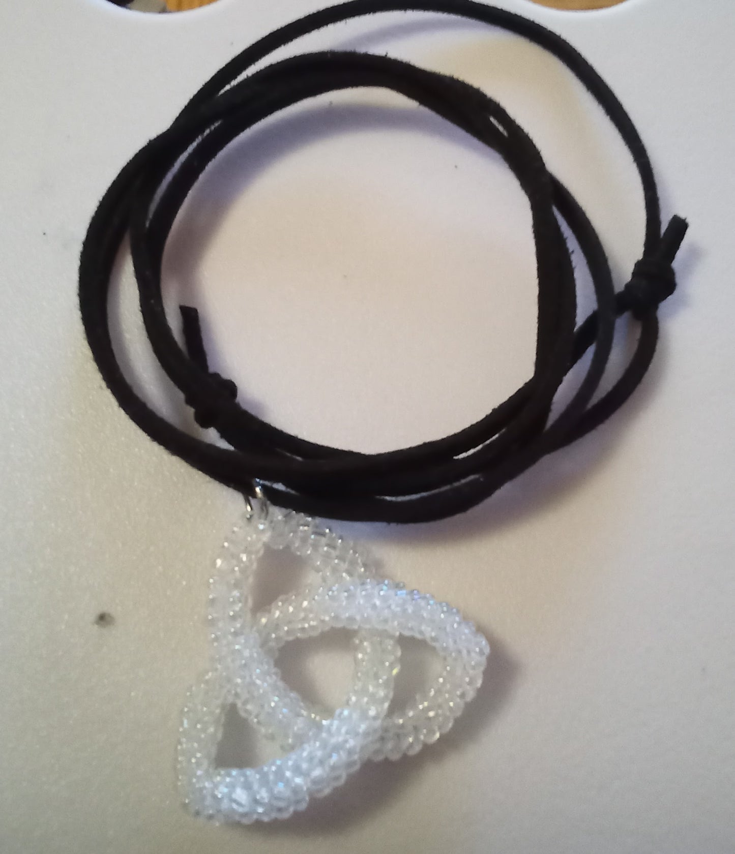 Handgjord Triquetra-halsband i pärlor – Glittrande i olika färger