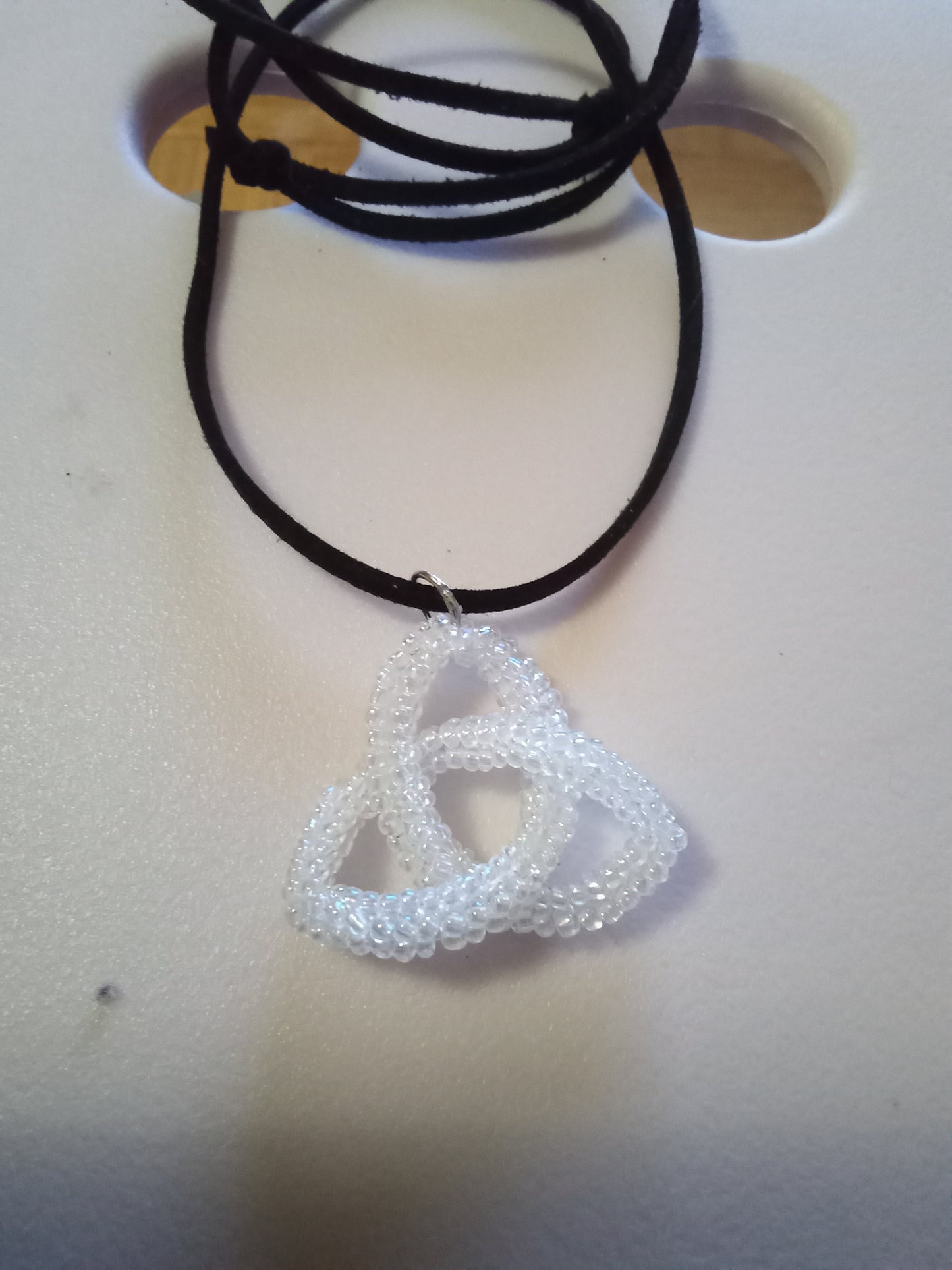 Handgjord Triquetra-halsband i pärlor – Glittrande i olika färger