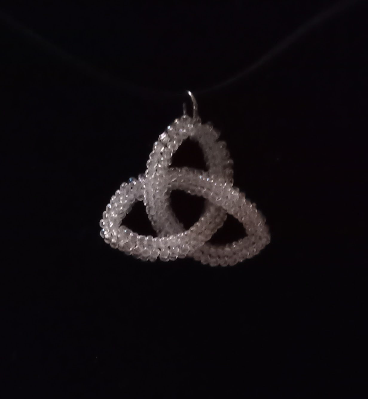 Handgjord Triquetra-halsband i pärlor – Glittrande i olika färger