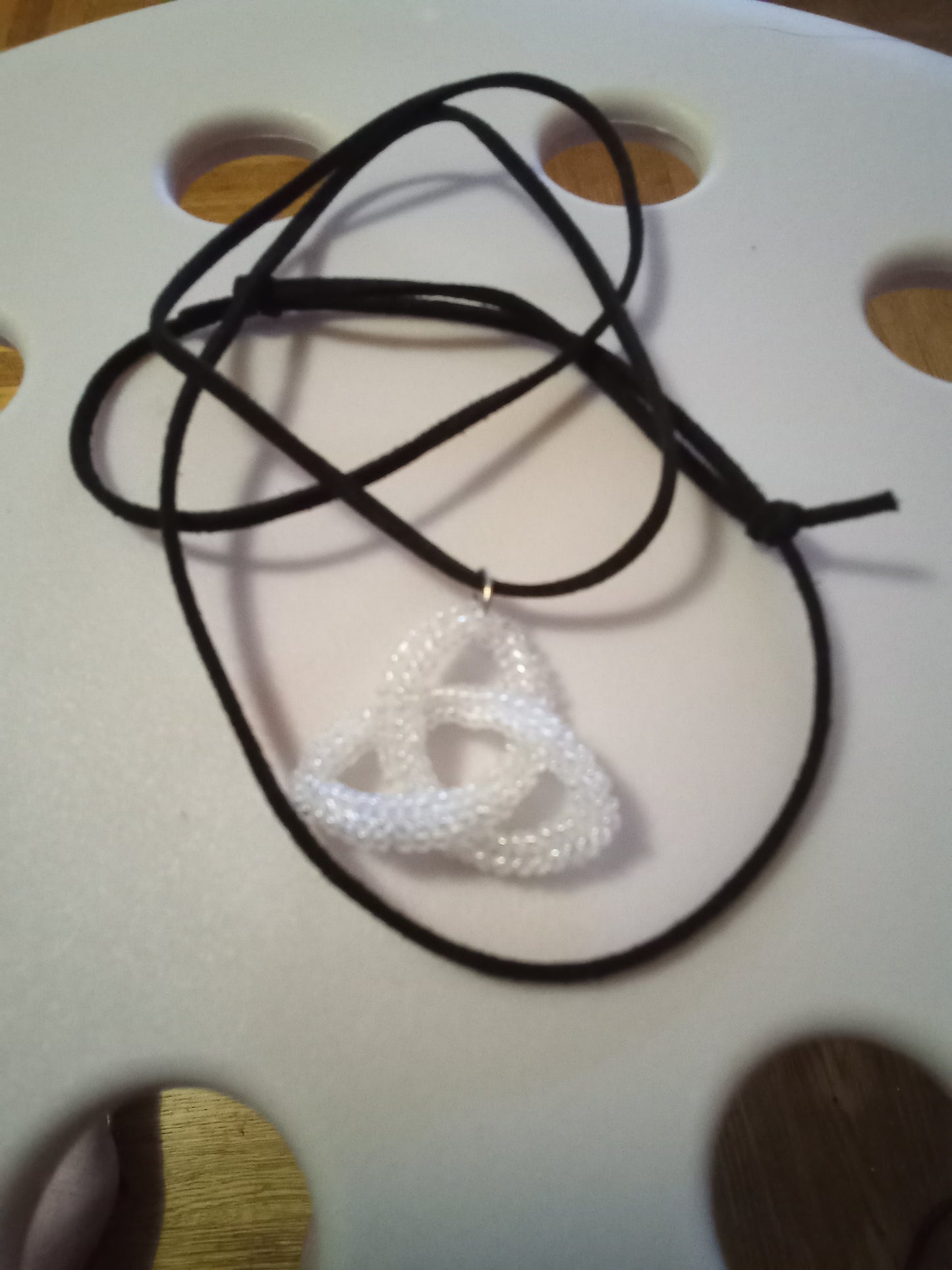 Handgjord Triquetra-halsband i pärlor – Glittrande i olika färger