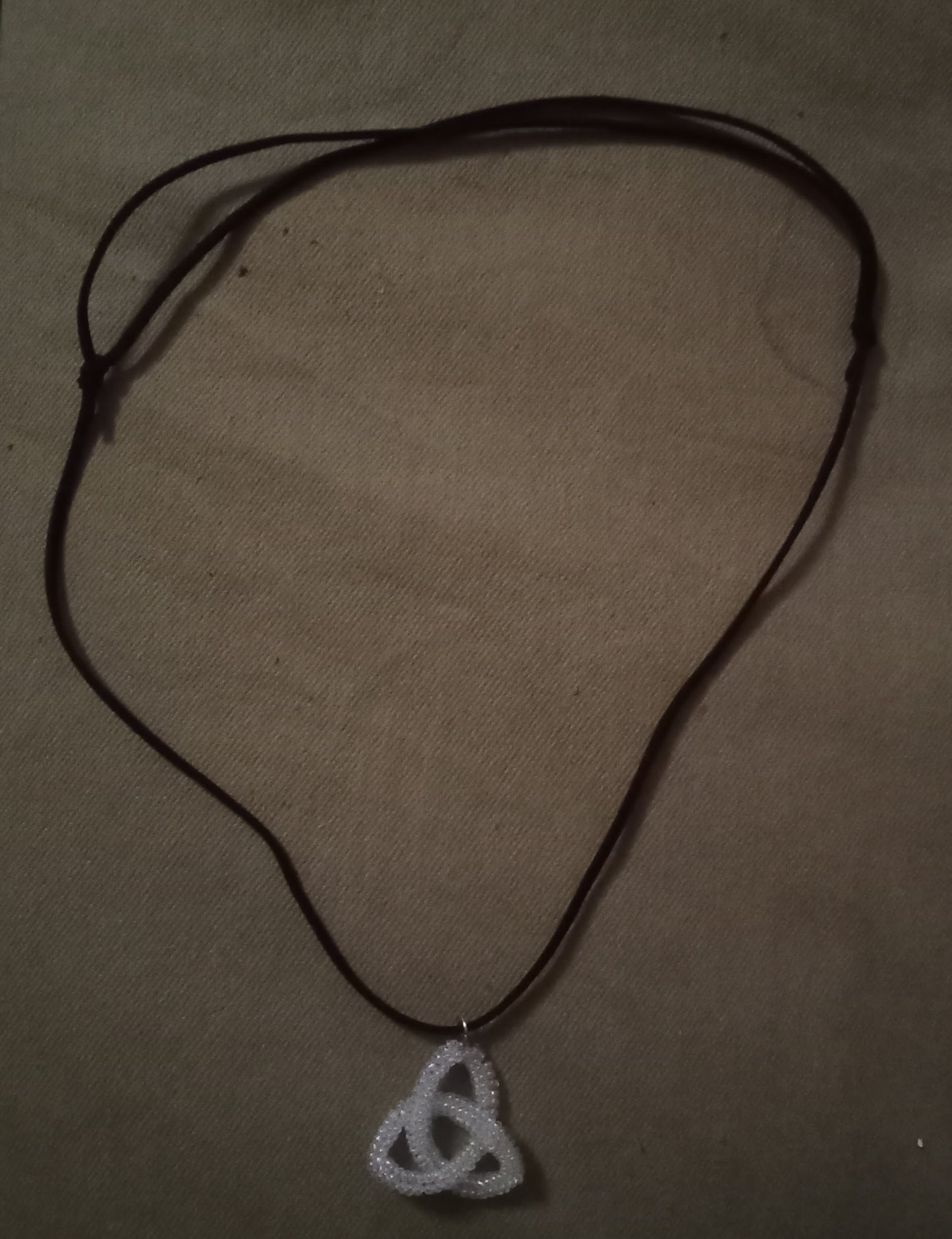 Handgjord Triquetra-halsband i pärlor – Glittrande i olika färger