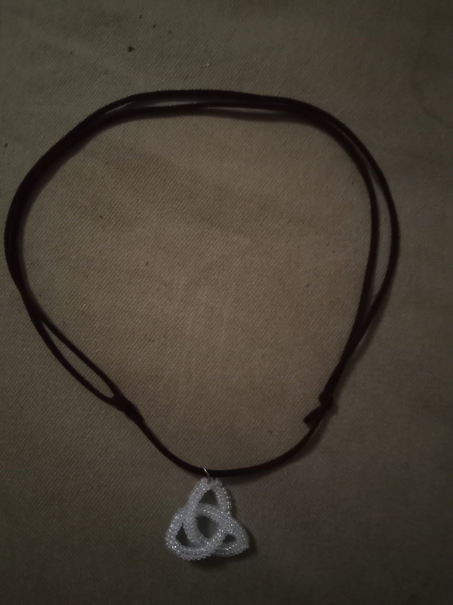Handgjord Triquetra-halsband i pärlor – Glittrande i olika färger