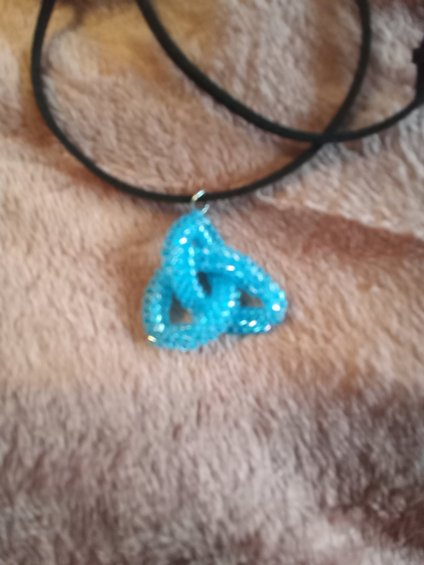 Handgjord Triquetra-halsband i pärlor – Glittrande i olika färger