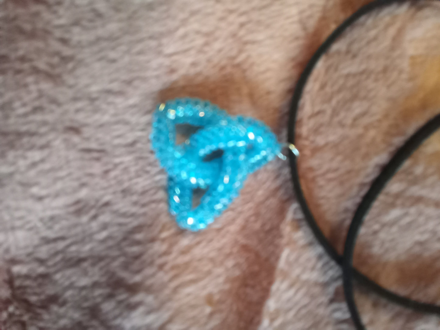 Handgjord Triquetra-halsband i pärlor – Glittrande i olika färger