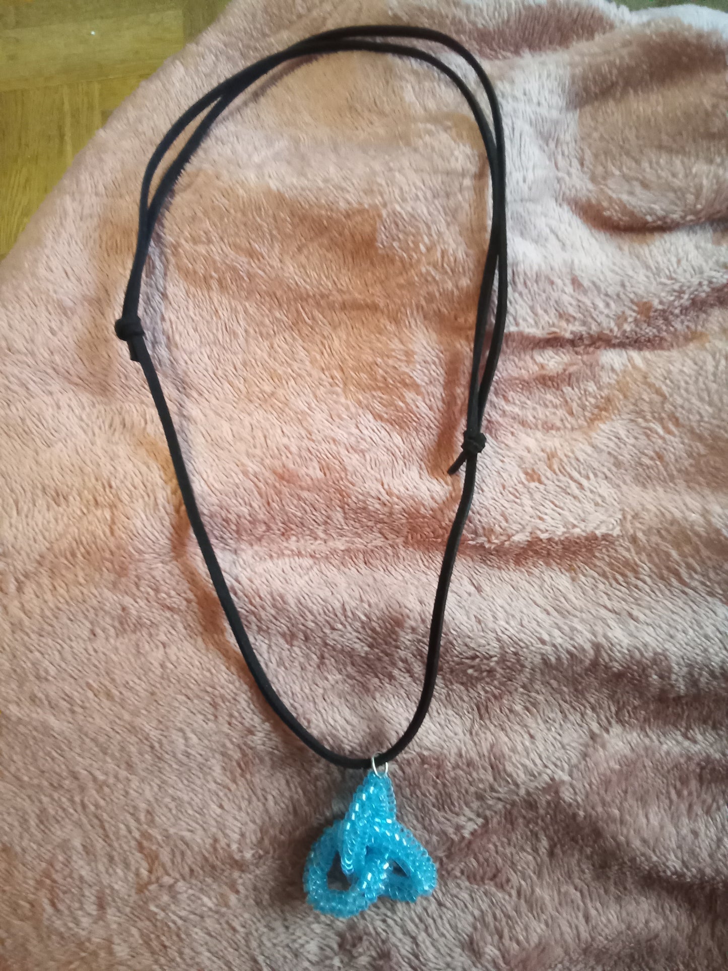 Handgjord Triquetra-halsband i pärlor – Glittrande i olika färger