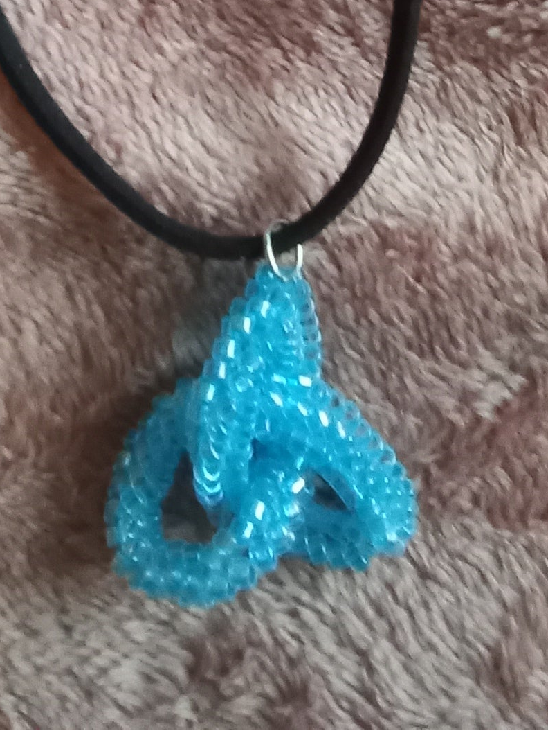 Handgjord Triquetra-halsband i pärlor – Glittrande i olika färger