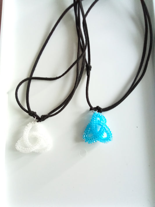 Handgjord Triquetra-halsband i pärlor – Glittrande i olika färger