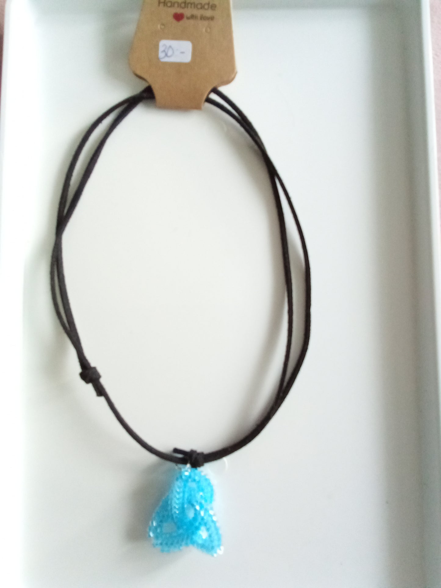 Handgjord Triquetra-halsband i pärlor – Glittrande i olika färger