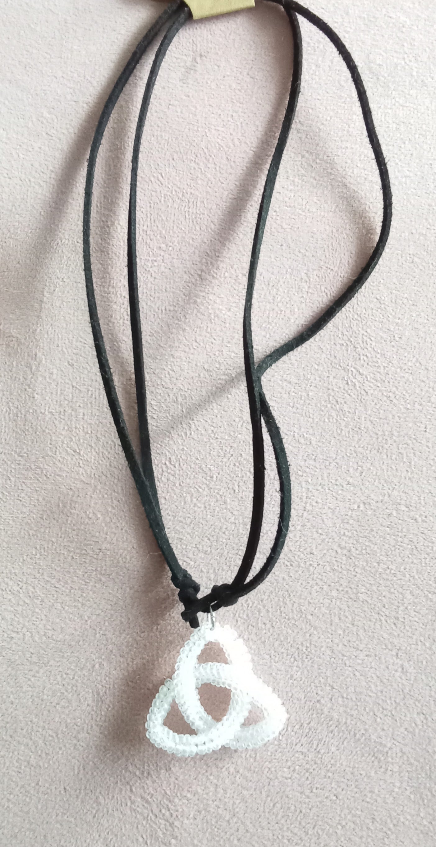 Handgjord Triquetra-halsband i pärlor – Glittrande i olika färger
