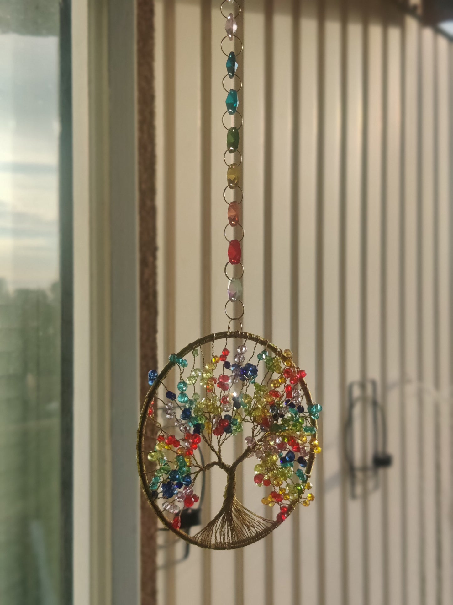 Livets träd – Chakra Suncatcher med glaskristaller