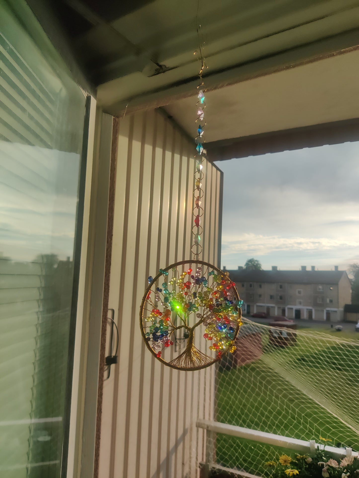 Livets träd – Chakra Suncatcher med glaskristaller
