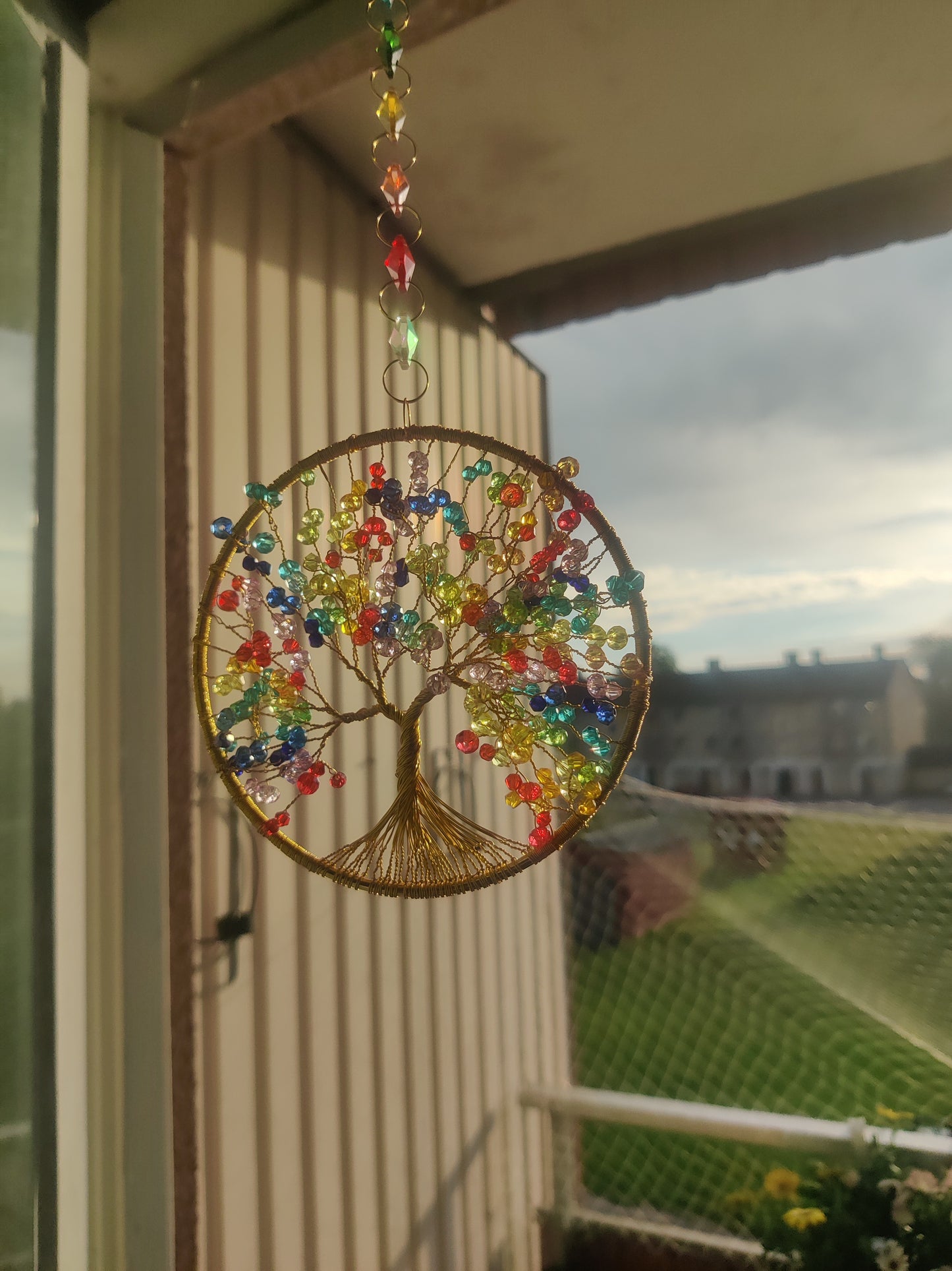 Livets träd – Chakra Suncatcher med glaskristaller