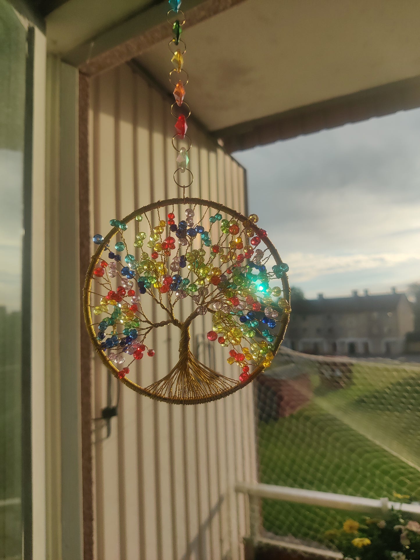 Livets träd – Chakra Suncatcher med glaskristaller