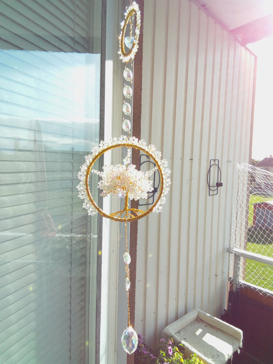 Handgjord Suncatcher – Dubbla Guldringar med Livets Träd & Hjärtkristaller 54 cm