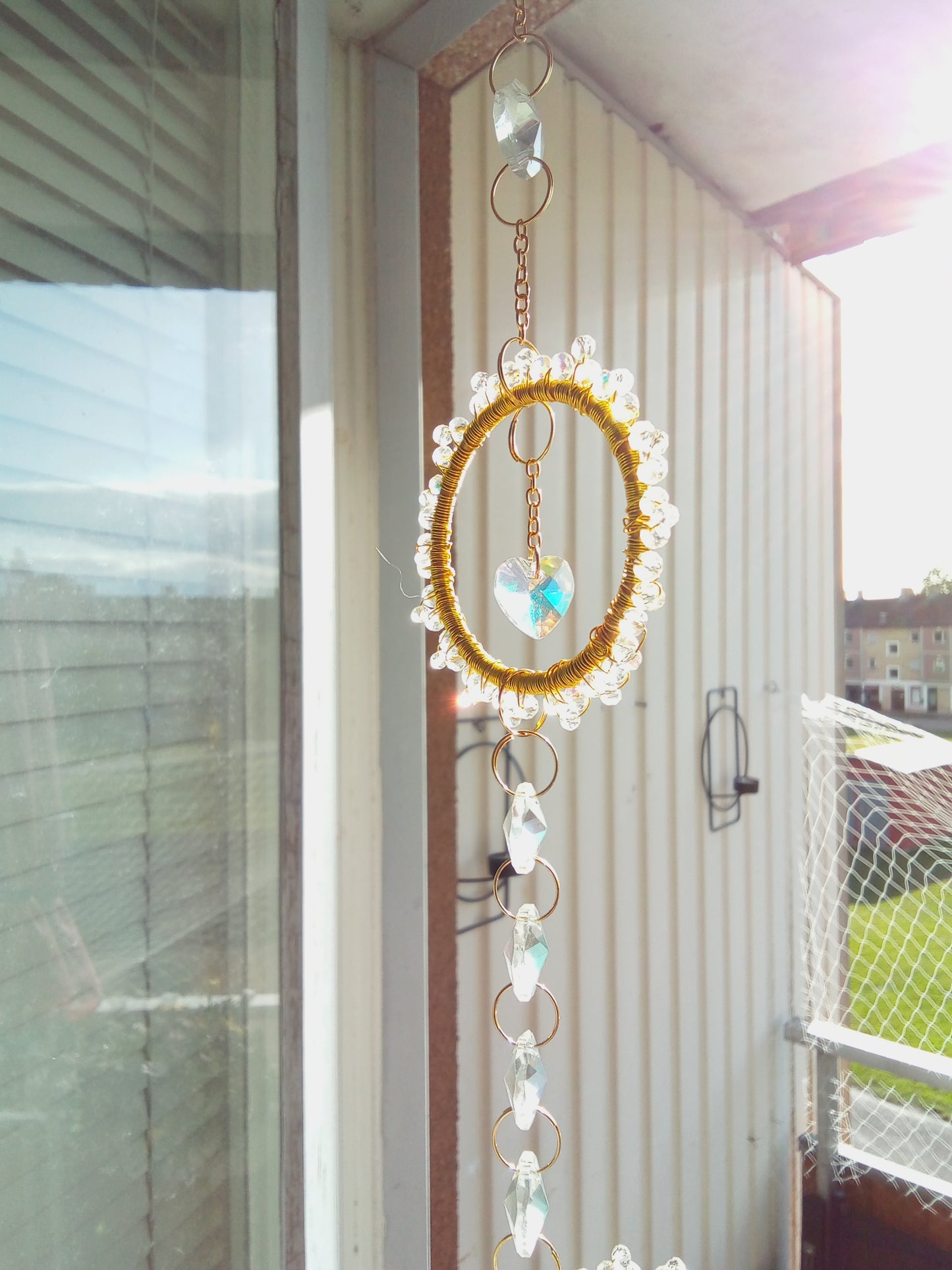 Handgjord Suncatcher – Dubbla Guldringar med Livets Träd & Hjärtkristaller 54 cm