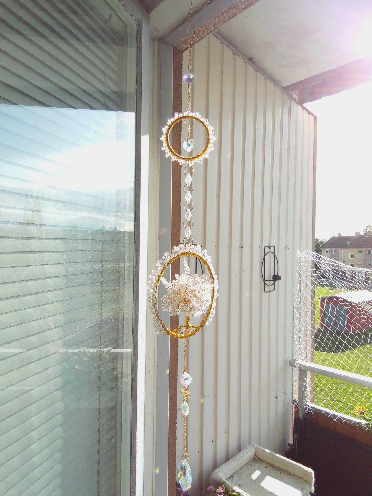 Handgjord Suncatcher – Dubbla Guldringar med Livets Träd & Hjärtkristaller 54 cm