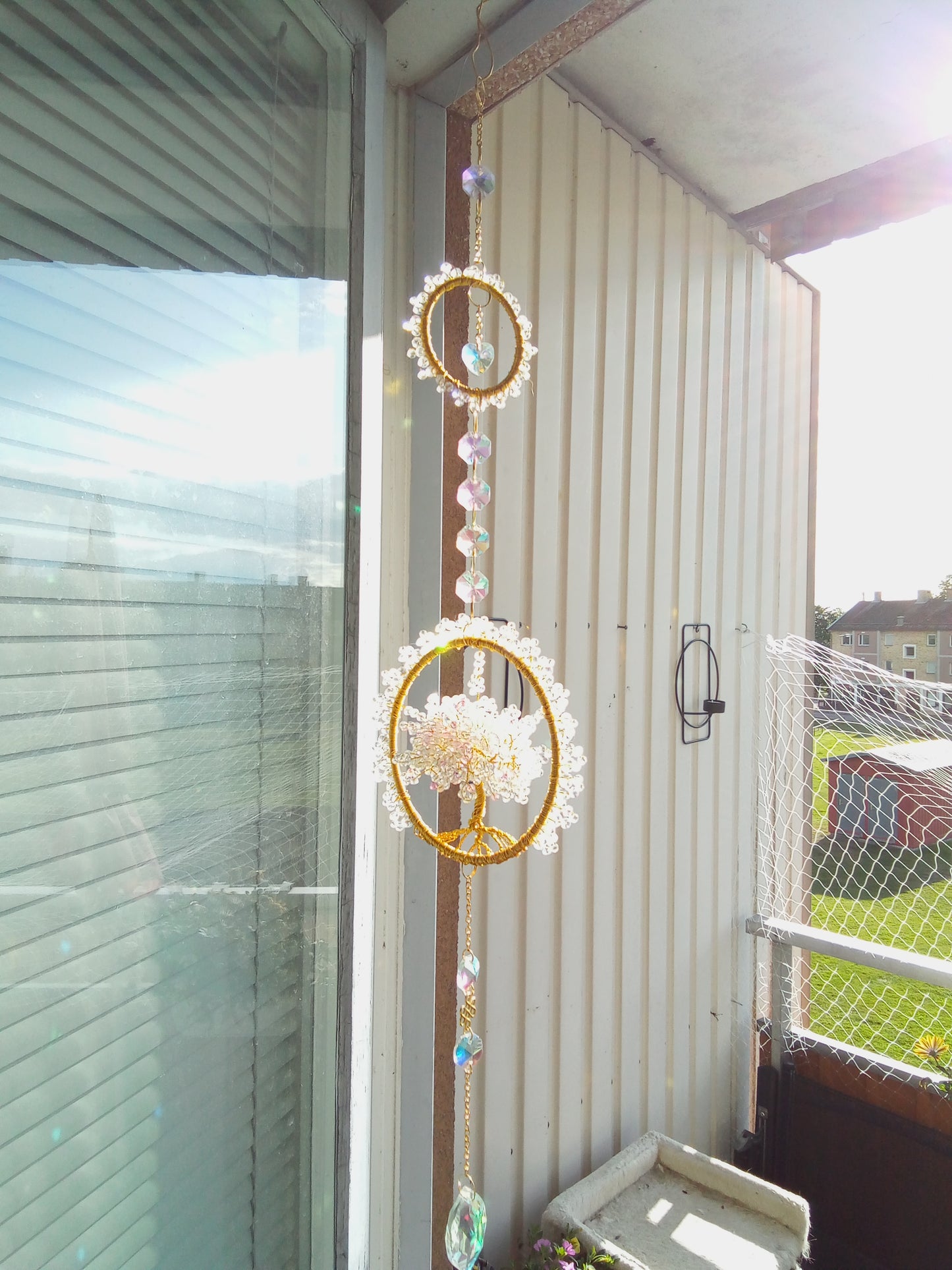 Handgjord Suncatcher – Dubbla Guldringar med Livets Träd & Hjärtkristaller 54 cm