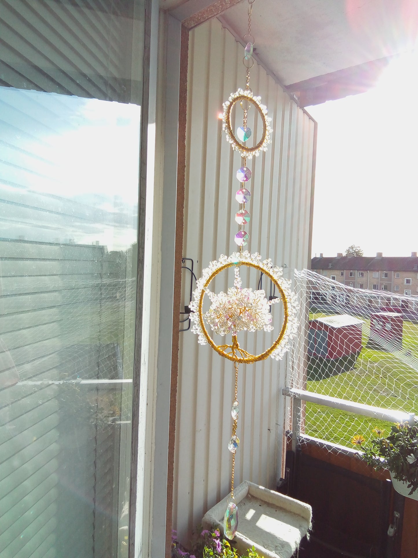 Handgjord Suncatcher – Dubbla Guldringar med Livets Träd & Hjärtkristaller 54 cm