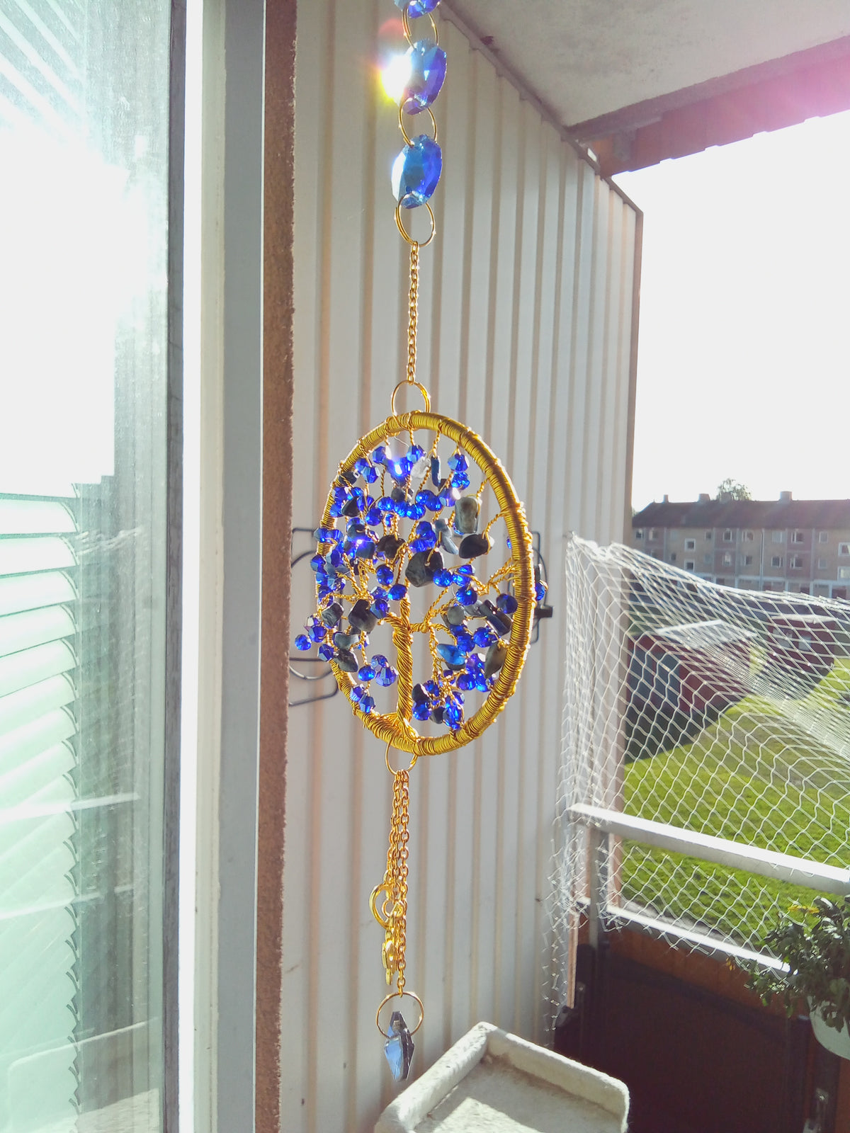 Suncatcher Livets Träd – Lapis Lazuli & Indigoblå Glaskristaller