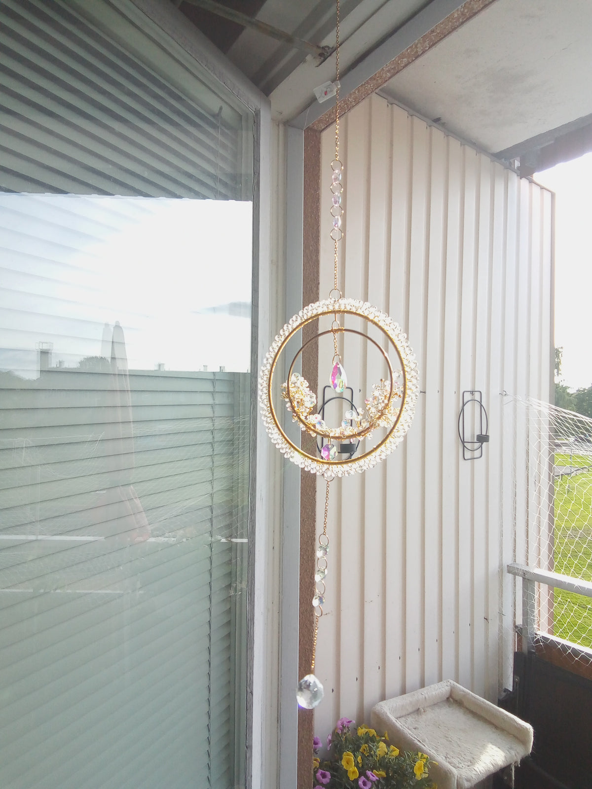 Handgjord Suncatcher – Dubbla Guldcirklar med Iriserande Kristaller