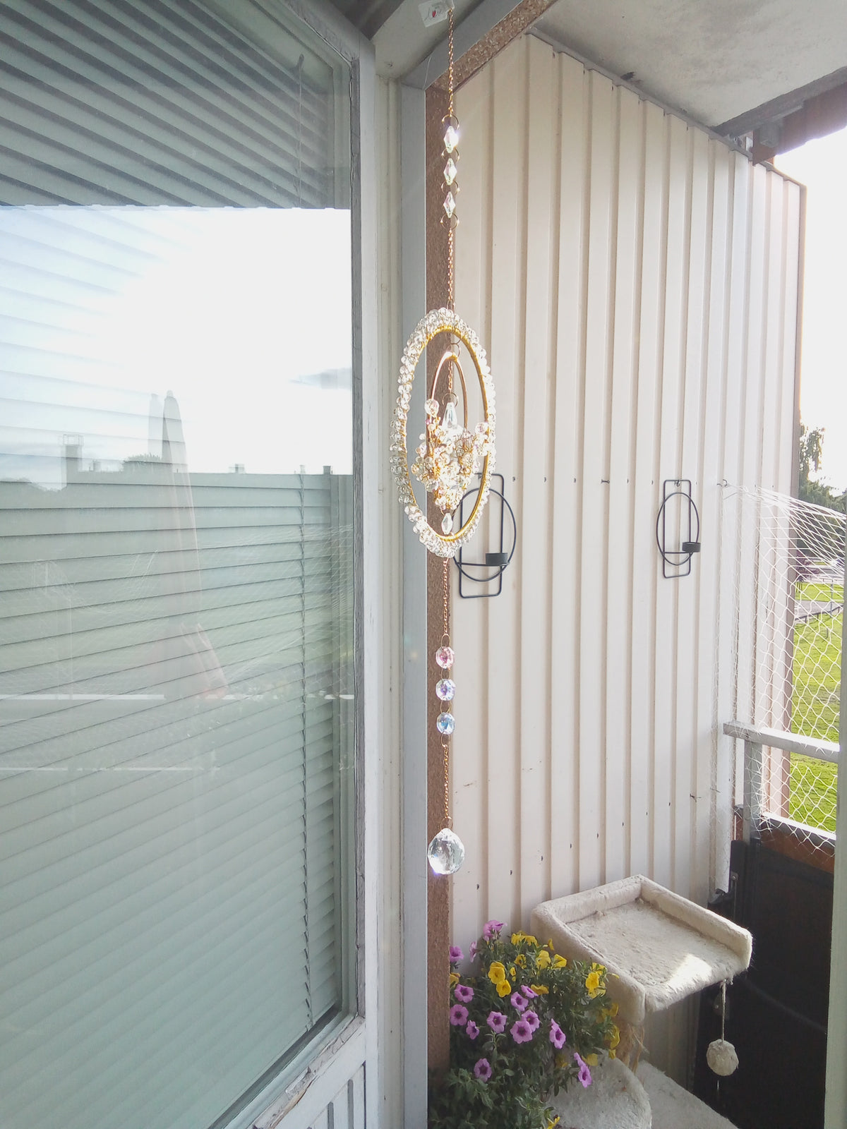 Handgjord Suncatcher – Dubbla Guldcirklar med Iriserande Kristaller