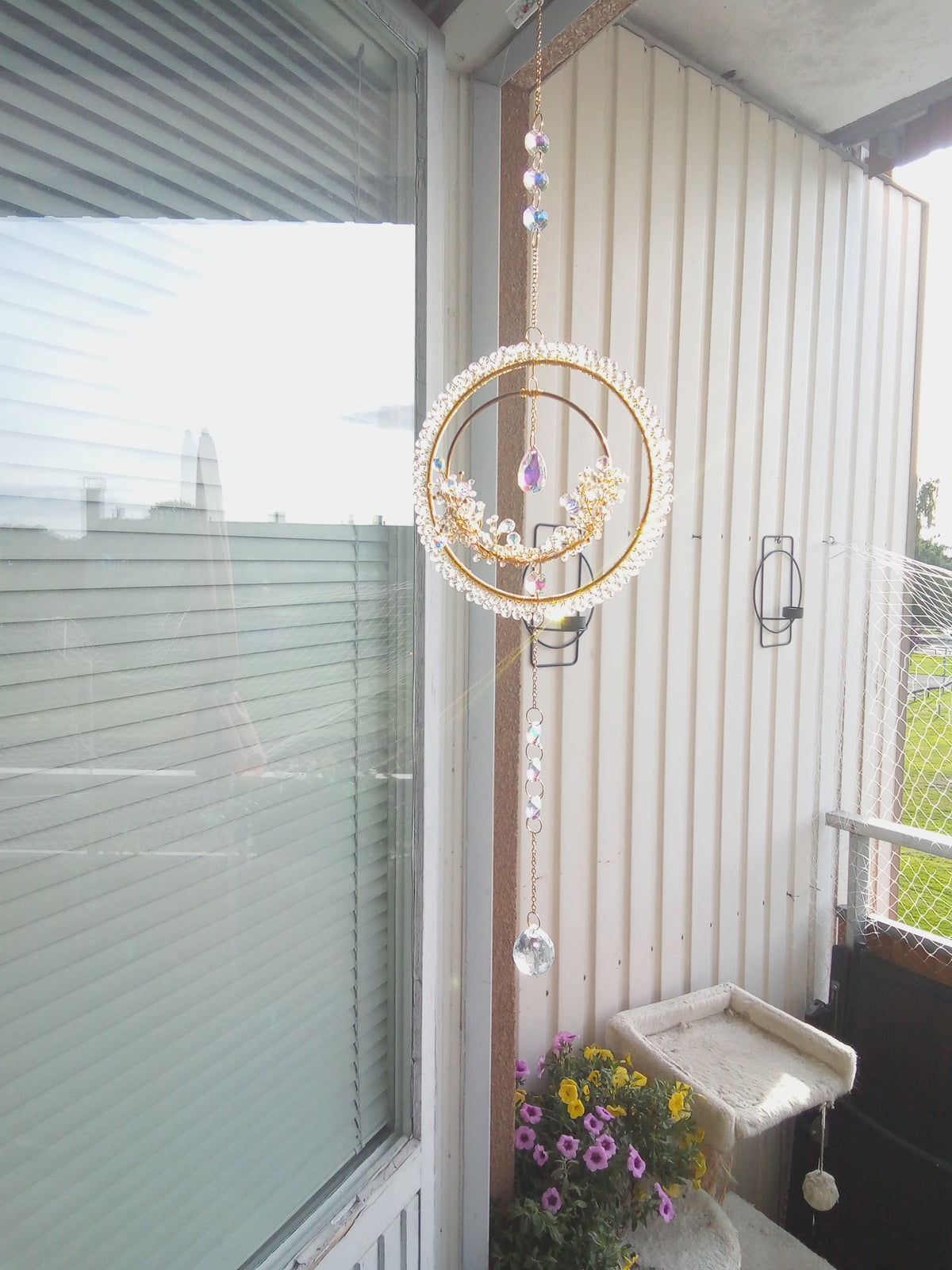 Handgjord Suncatcher – Dubbla Guldcirklar med Iriserande Kristaller
