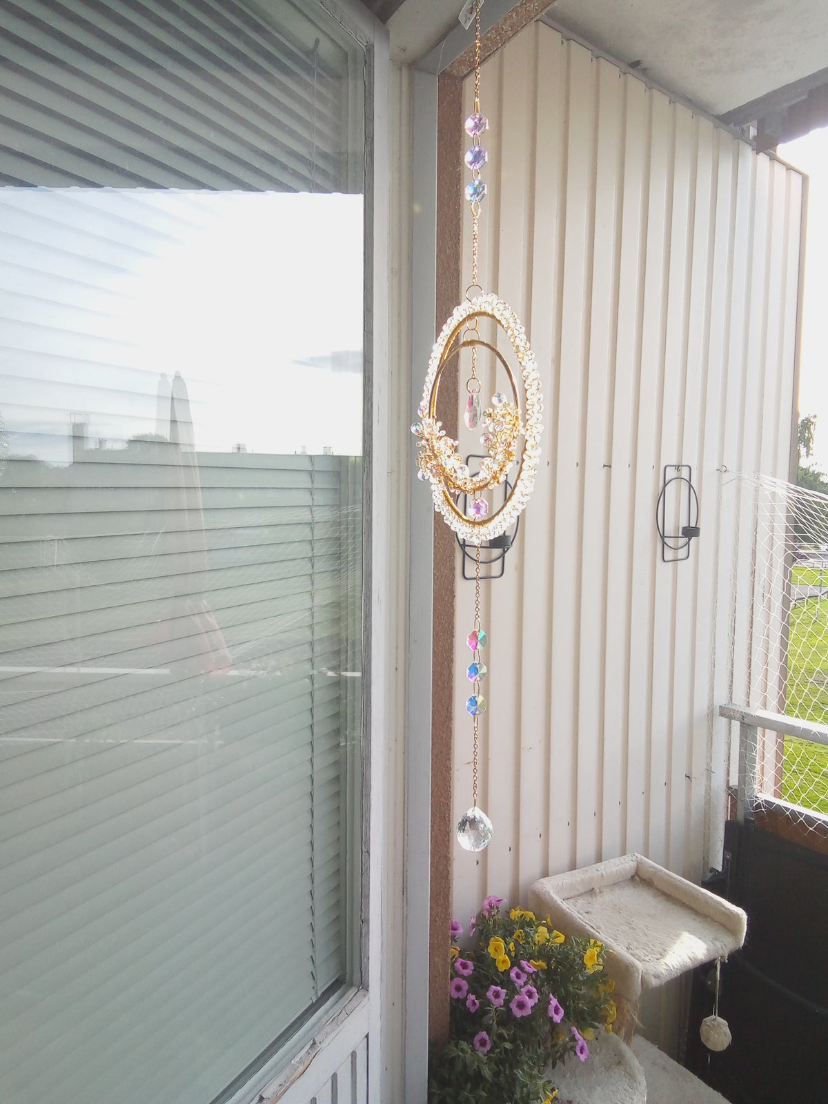Handgjord Suncatcher – Dubbla Guldcirklar med Iriserande Kristaller