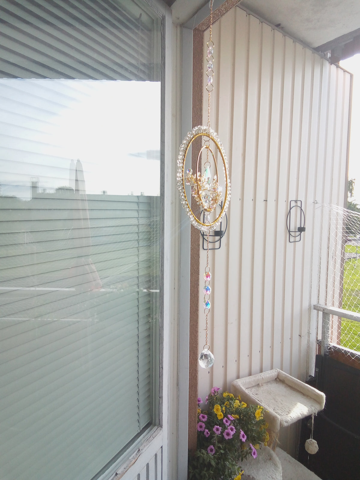 Handgjord Suncatcher – Dubbla Guldcirklar med Iriserande Kristaller